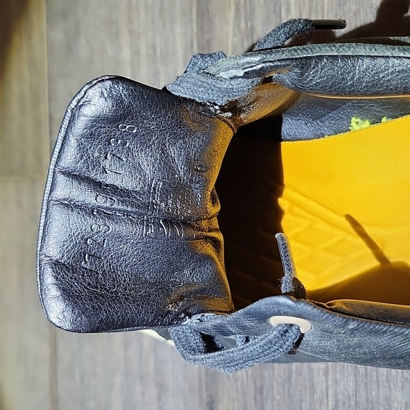 Velez black size 8 excellent used condition sneaker - Picture 6 of 6